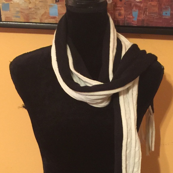 Xtra Long Blk & Wht Reversible Scarf🧣 - Picture 2 of 15